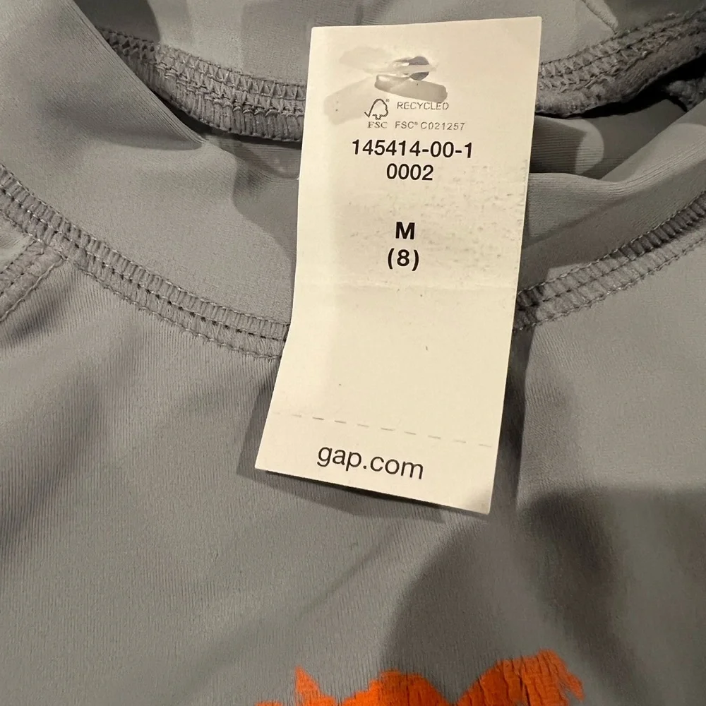 NWT Boys Gap long sleeve rashguard. - Picture 3 of 4